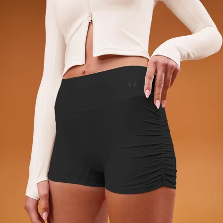 MP Women's Tempo Side Scrunch Booty Short - Svart